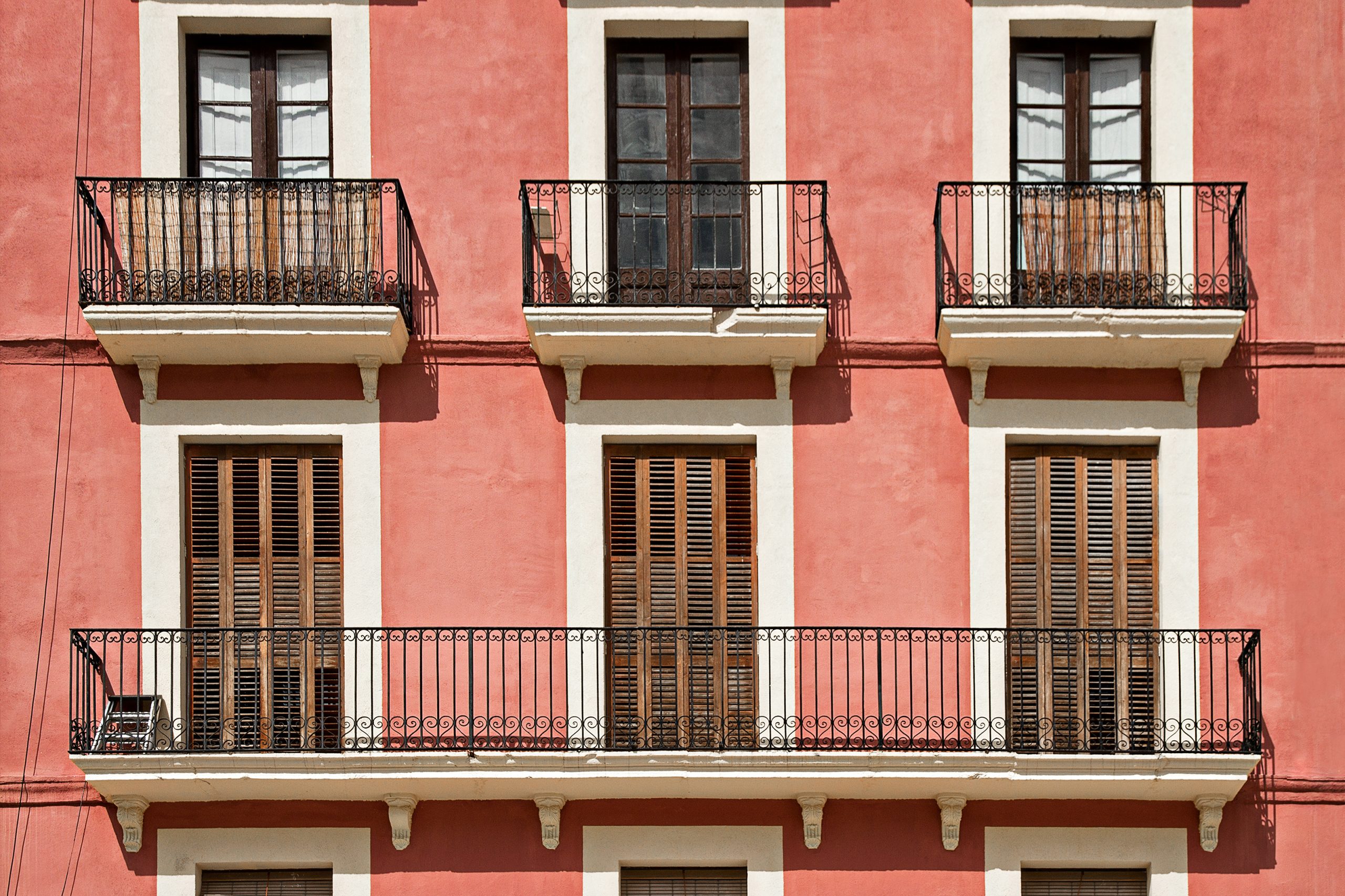 Típica fachada de edificio con balcones en España